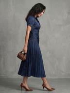 Vestido midi plisado de rayas con cuerpo ajustado