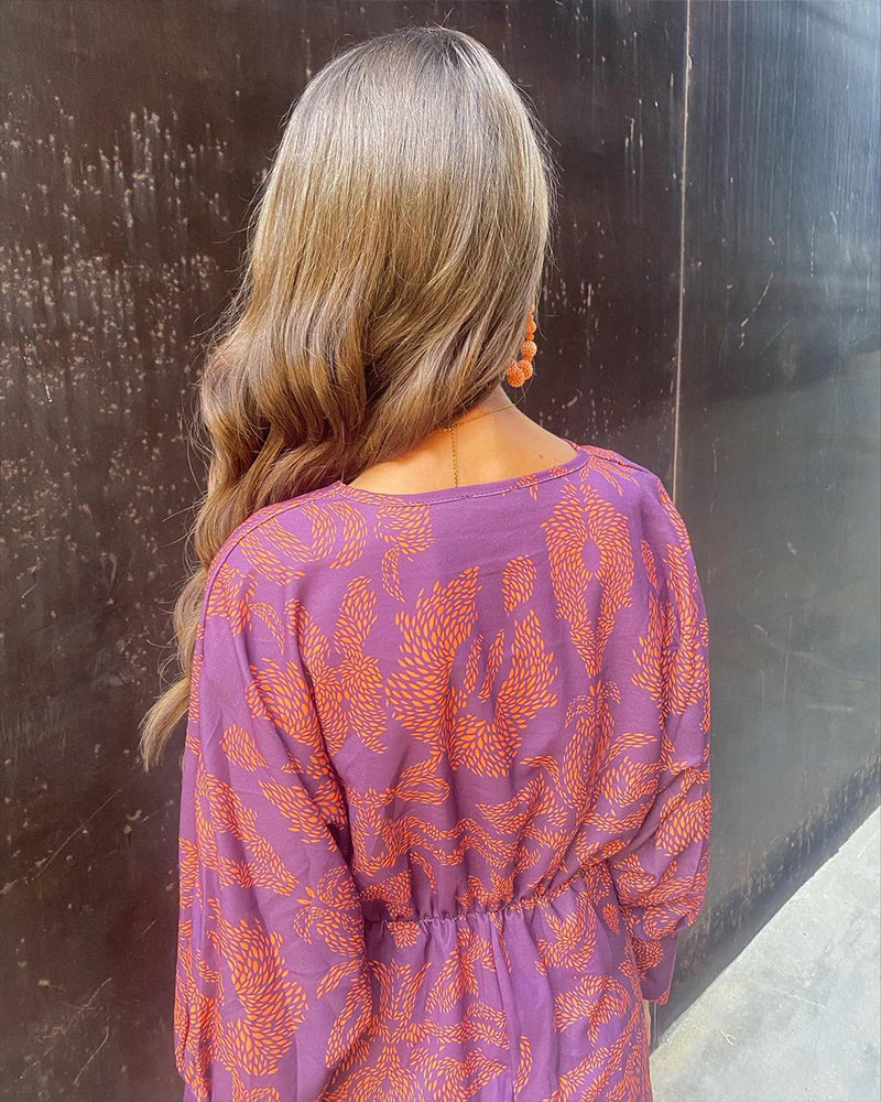 Vestido largo estampado con escote de pico y manga larga