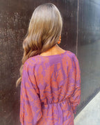 Vestido largo estampado con escote de pico y manga larga