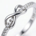 Anillo en tono plata con nudo infinito para el día a día