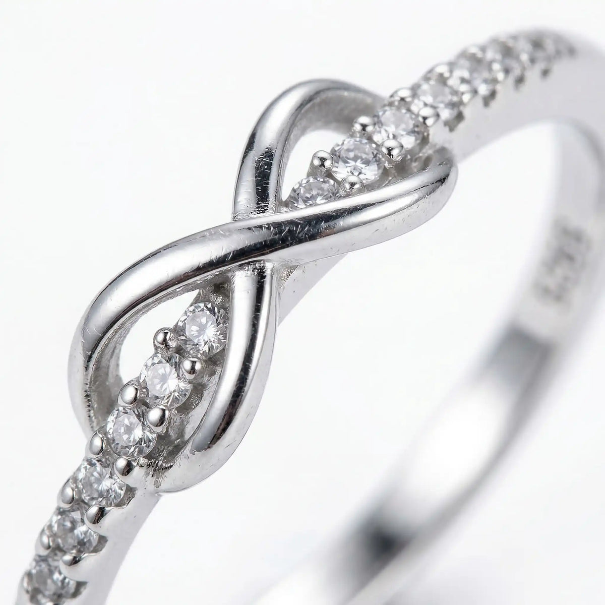 Anillo en tono plata con nudo infinito para el día a día