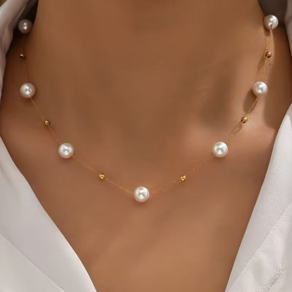 Minimalistiskt halsband med konstpärlor på fin kedja och mjuk lyster