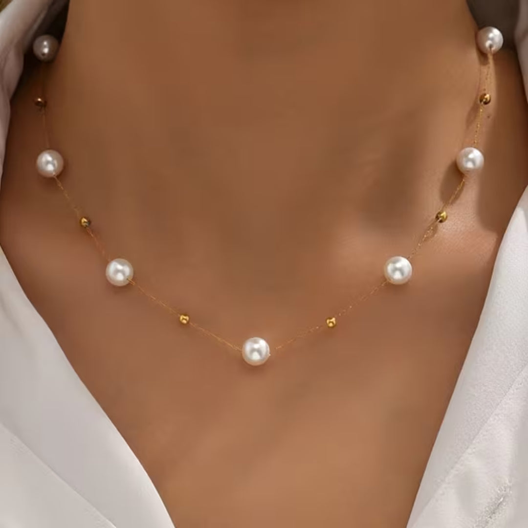 Minimalistiskt halsband med konstpärlor på fin kedja och mjuk lyster