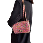 Strukturerad axelväska med invändiga fack