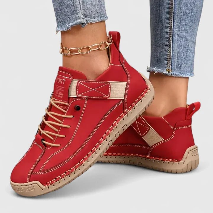 Sneakers med bred tåbox, skumsula och resårpaneler