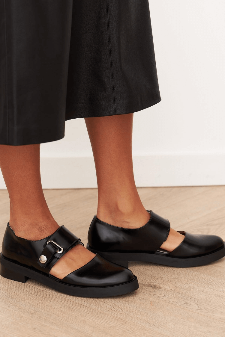 Loafers med spännrem och blank finish
