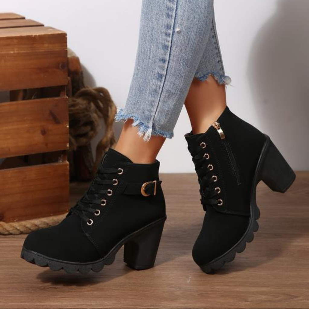 Snörade boots med spännedetalj