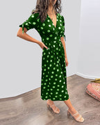 Vestido midi de lunares con cuello de pico y silueta evasé