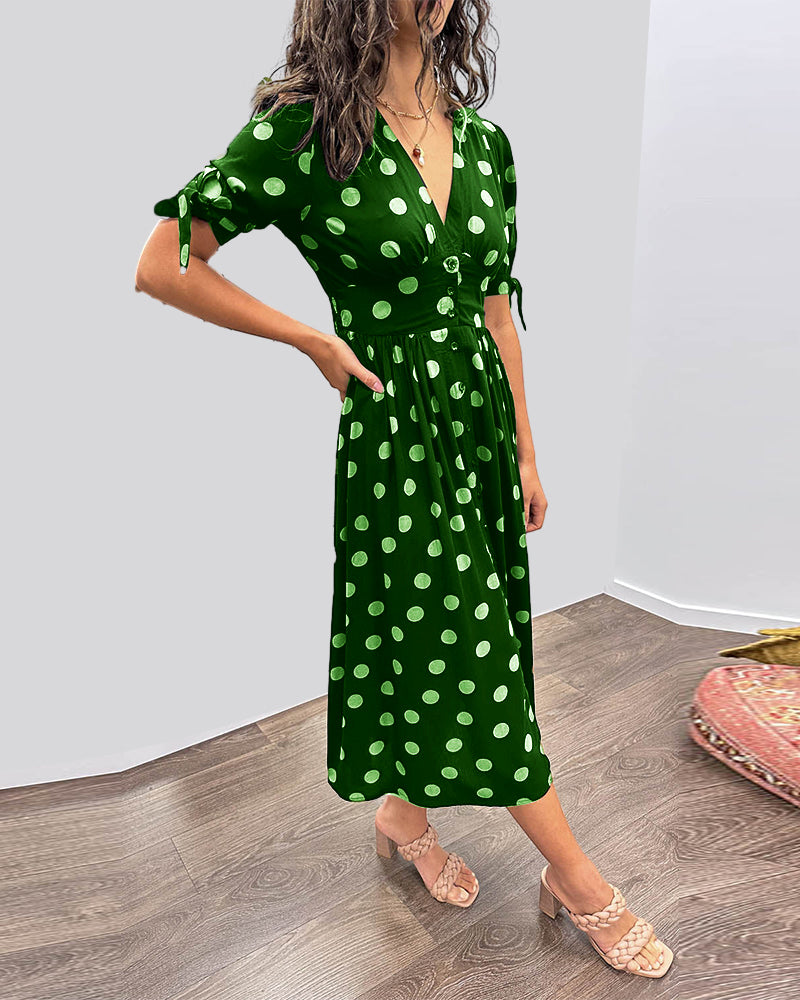 Vestido midi de lunares con cuello de pico y silueta evasé