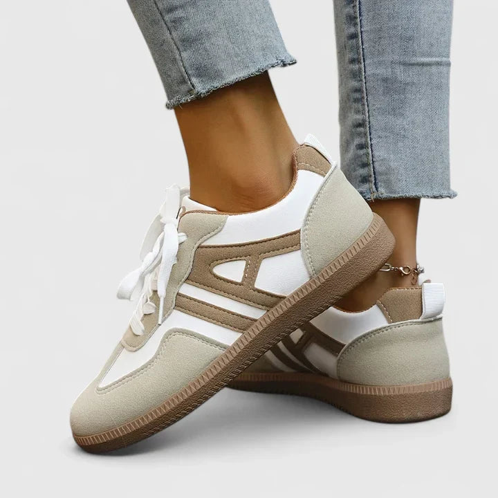 Sneakers med bred tåbox och dämpat stöd