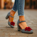 Tacones anchos de cuadros con detalle de rosa