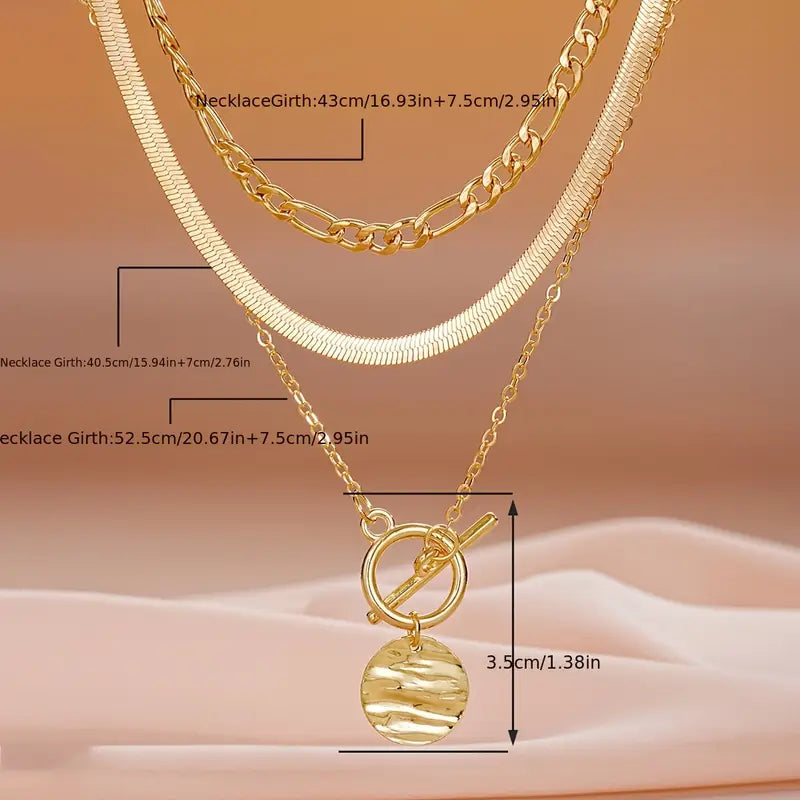 Flerlagrat halsband med strukturerade mynt i guldfärg och antik känsla