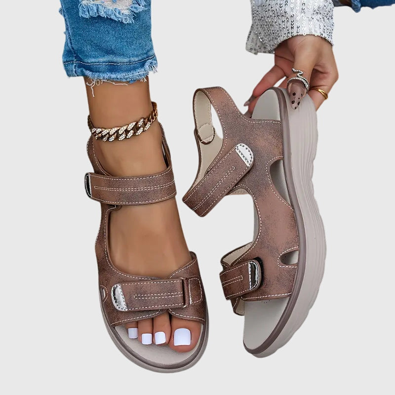 Sandaler med bred tåbox, dämpad innersula och greppsula