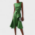 Vestido midi entallado y femenino de silueta favorecedora