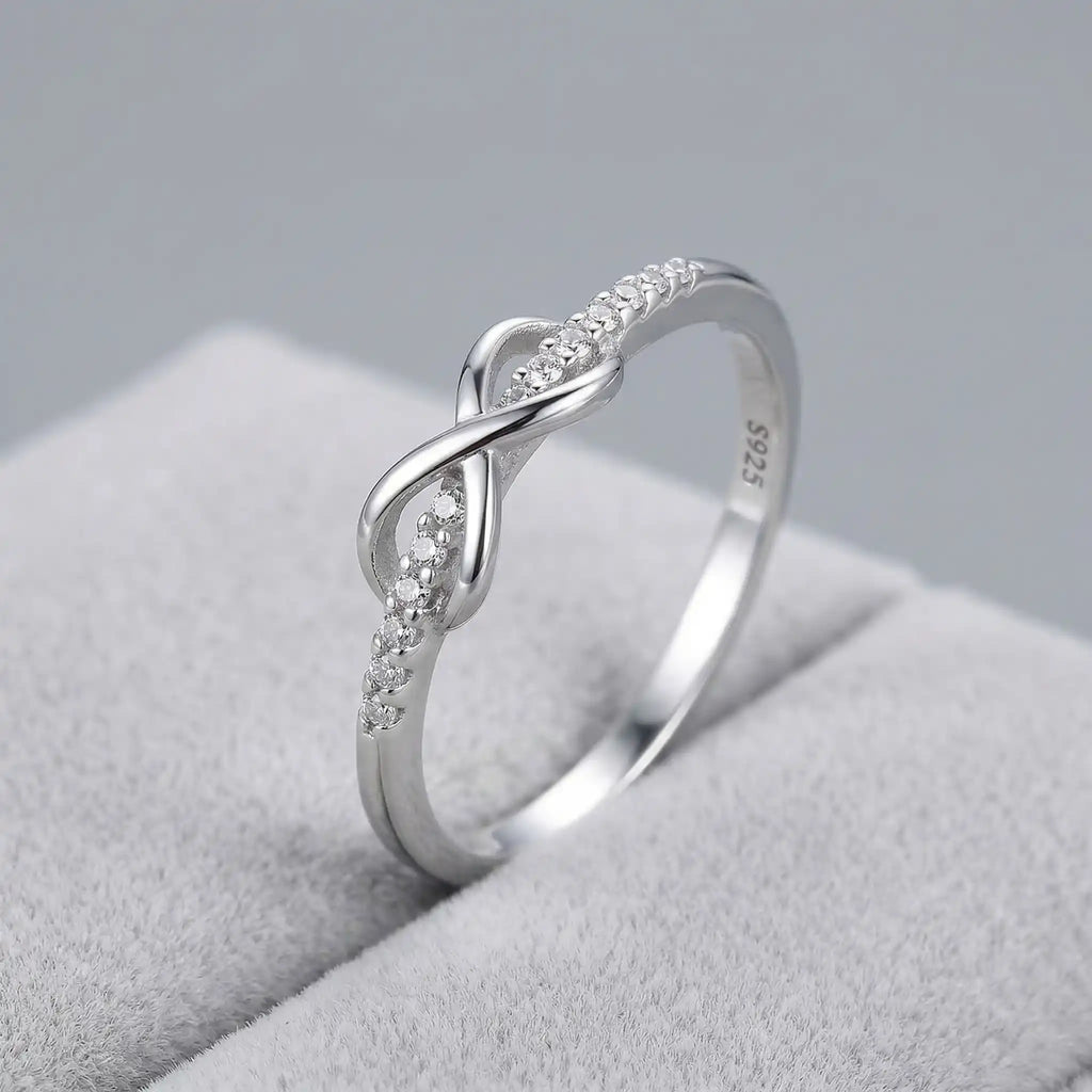 Anillo en tono plata con nudo infinito para el día a día