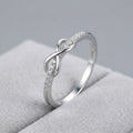 Anillo en tono plata con nudo infinito para el día a día