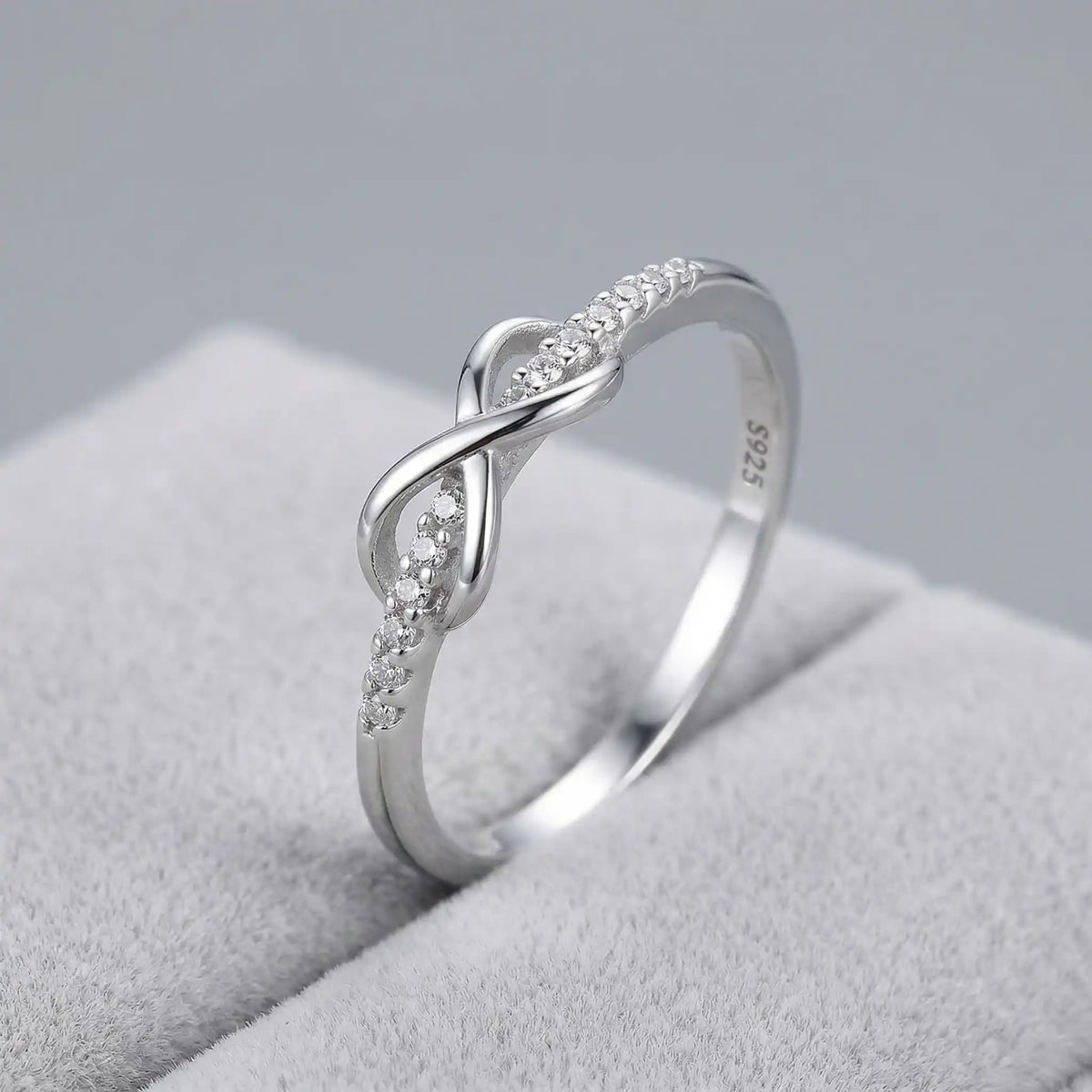Anillo en tono plata con nudo infinito para el día a día