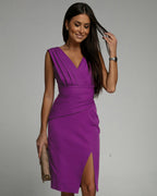 Vestido ajustado con cuello de pico y abertura lateral