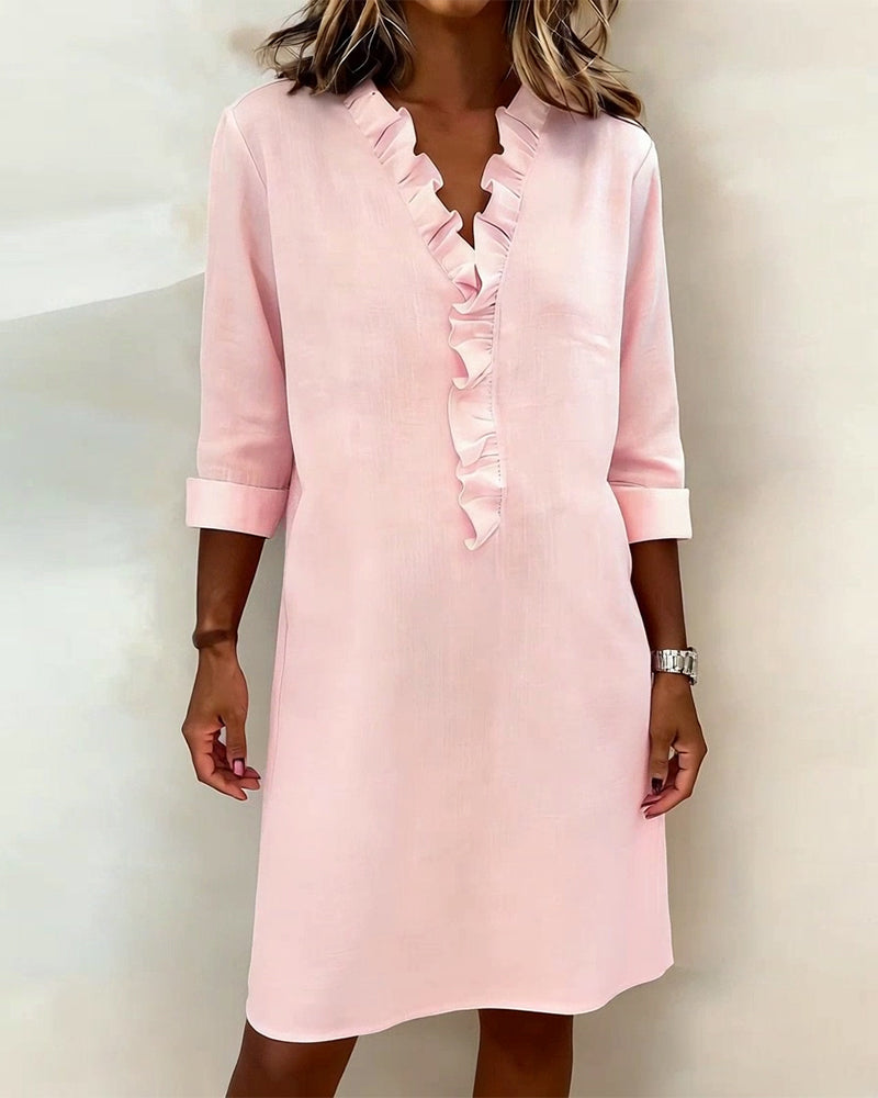 Vestido de algodón y lino con cuello de pico y detalle de volantes