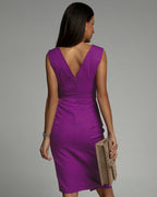 Vestido ajustado con cuello de pico y abertura lateral