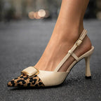 Tacones con estampado de leopardo y detalle de hebilla dorada