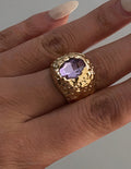 Ring i vintagestil med tre lila kristaller i trioinfattning