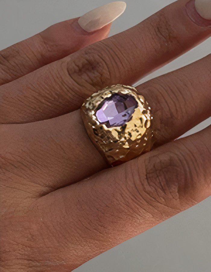 Ring i vintagestil med tre lila kristaller i trioinfattning