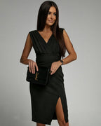 Vestido ajustado con cuello de pico y abertura lateral