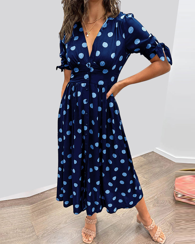 Vestido midi de lunares con cuello de pico y silueta evasé