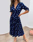 Vestido midi de lunares con cuello de pico y silueta evasé