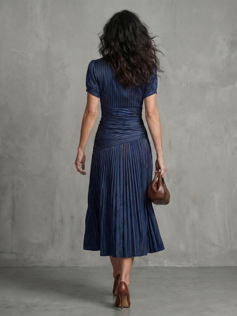 Vestido midi plisado de rayas con cuerpo ajustado