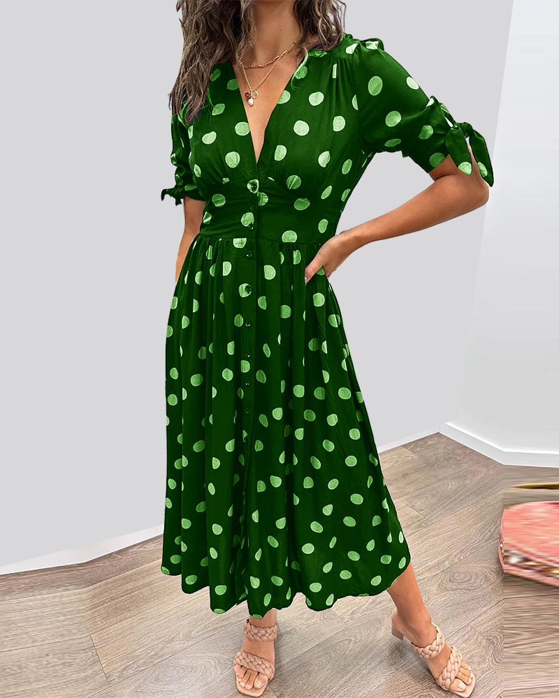 Vestido midi de lunares con cuello de pico y silueta evasé