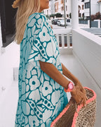 Vestido estampado con cuello de pico, media manga y detalle de pliegues