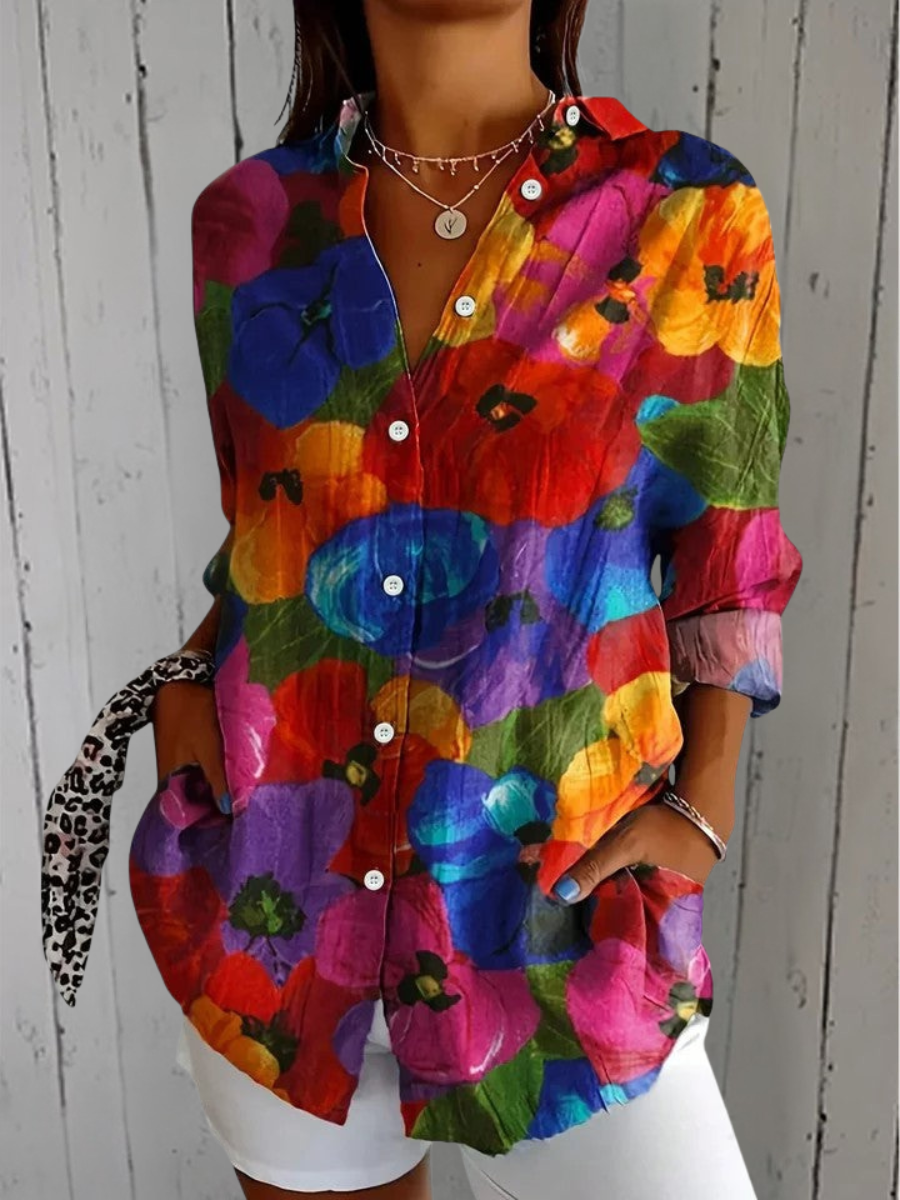 Blusa de botones con estampado vibrante en tejido ligero
