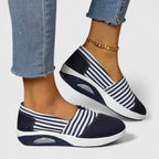 Randiga sneakers med ovandel som andas och halkfri sula