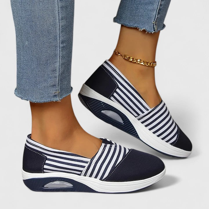 Randiga sneakers med ovandel som andas och halkfri sula