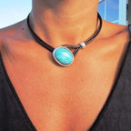 Vintagehalsband på lädersnöre med blågrön sten