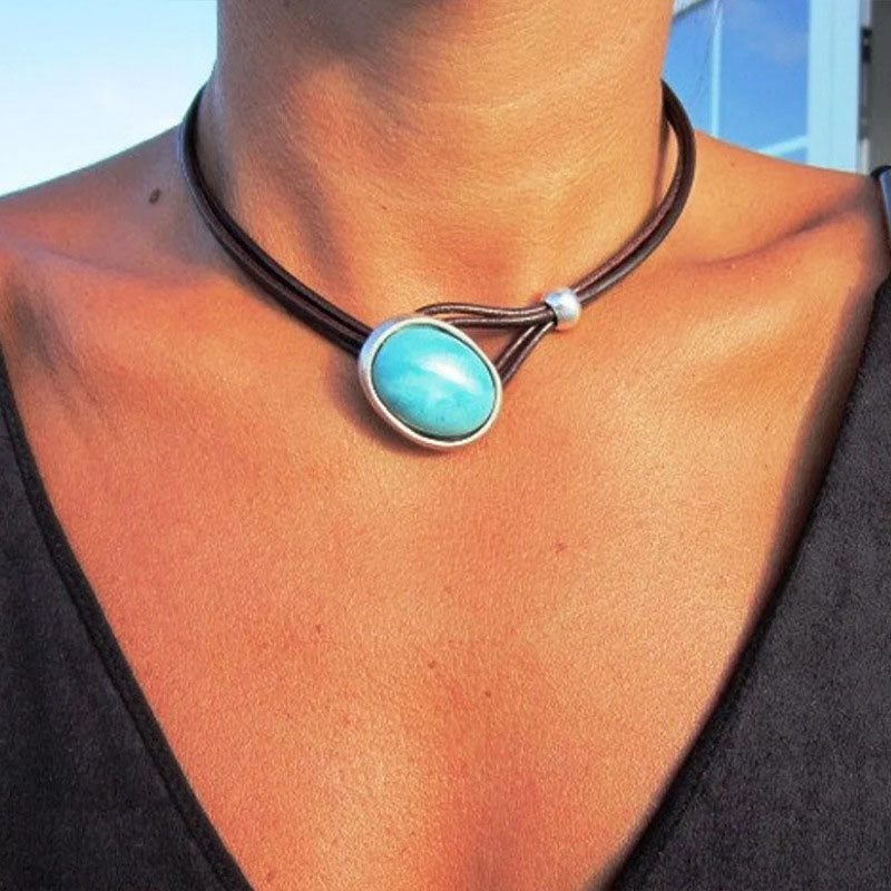 Vintagehalsband på lädersnöre med blågrön sten