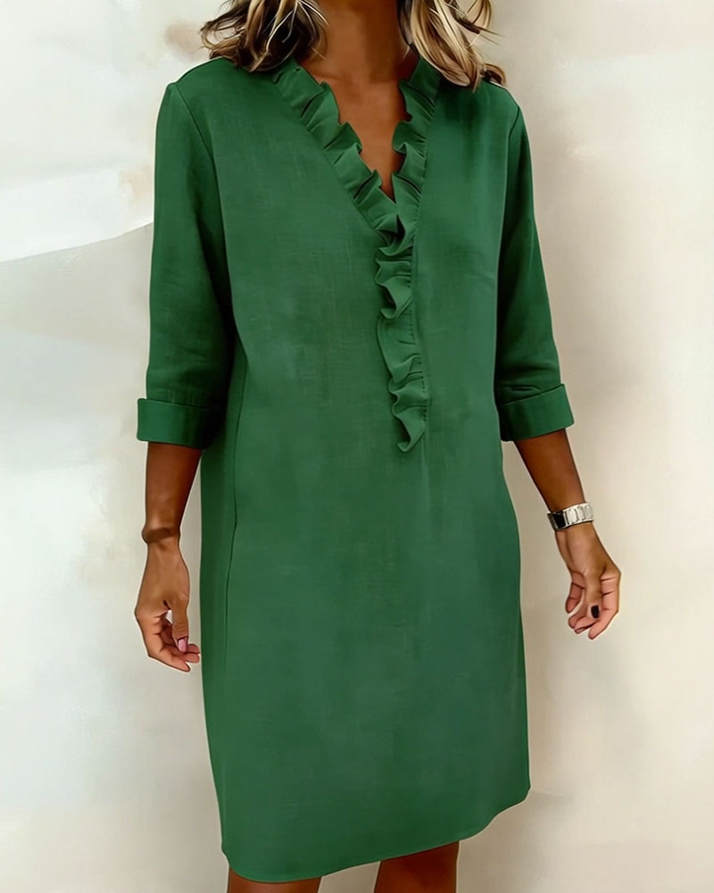Vestido de algodón y lino con cuello de pico y detalle de volantes