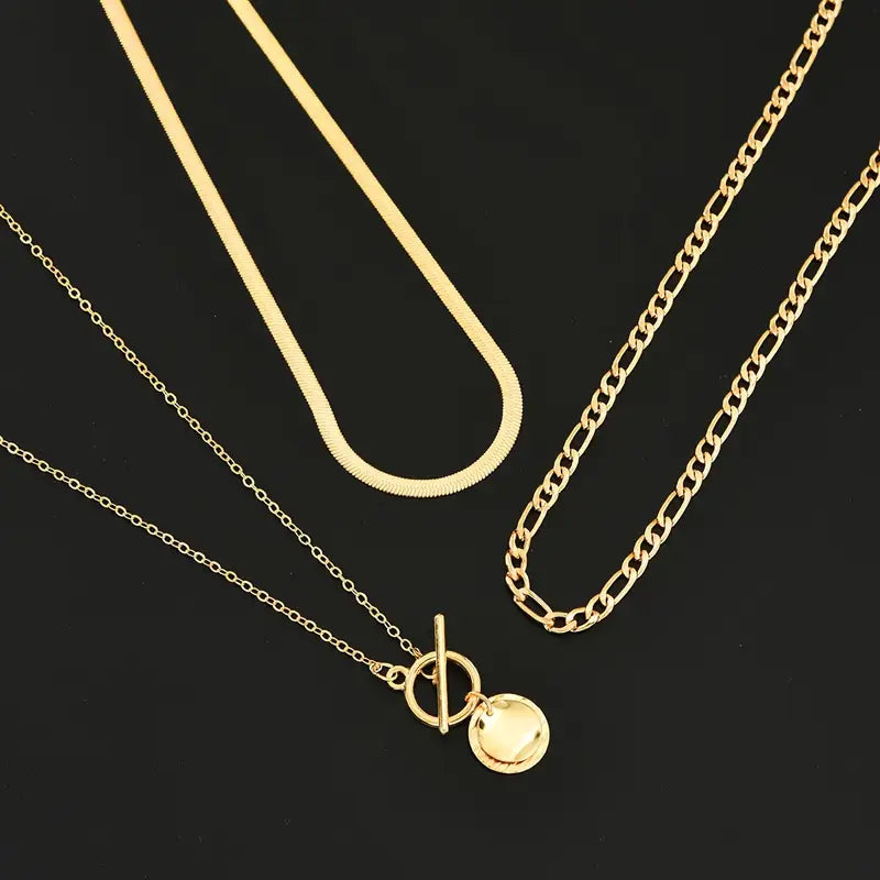 Flerlagrat halsband med strukturerade mynt i guldfärg och antik känsla