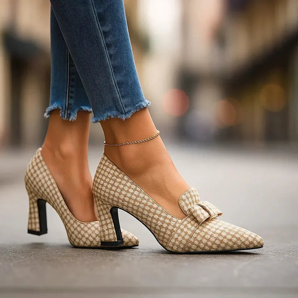 Pumps i hundtandsmönster med skulpterad blockklack