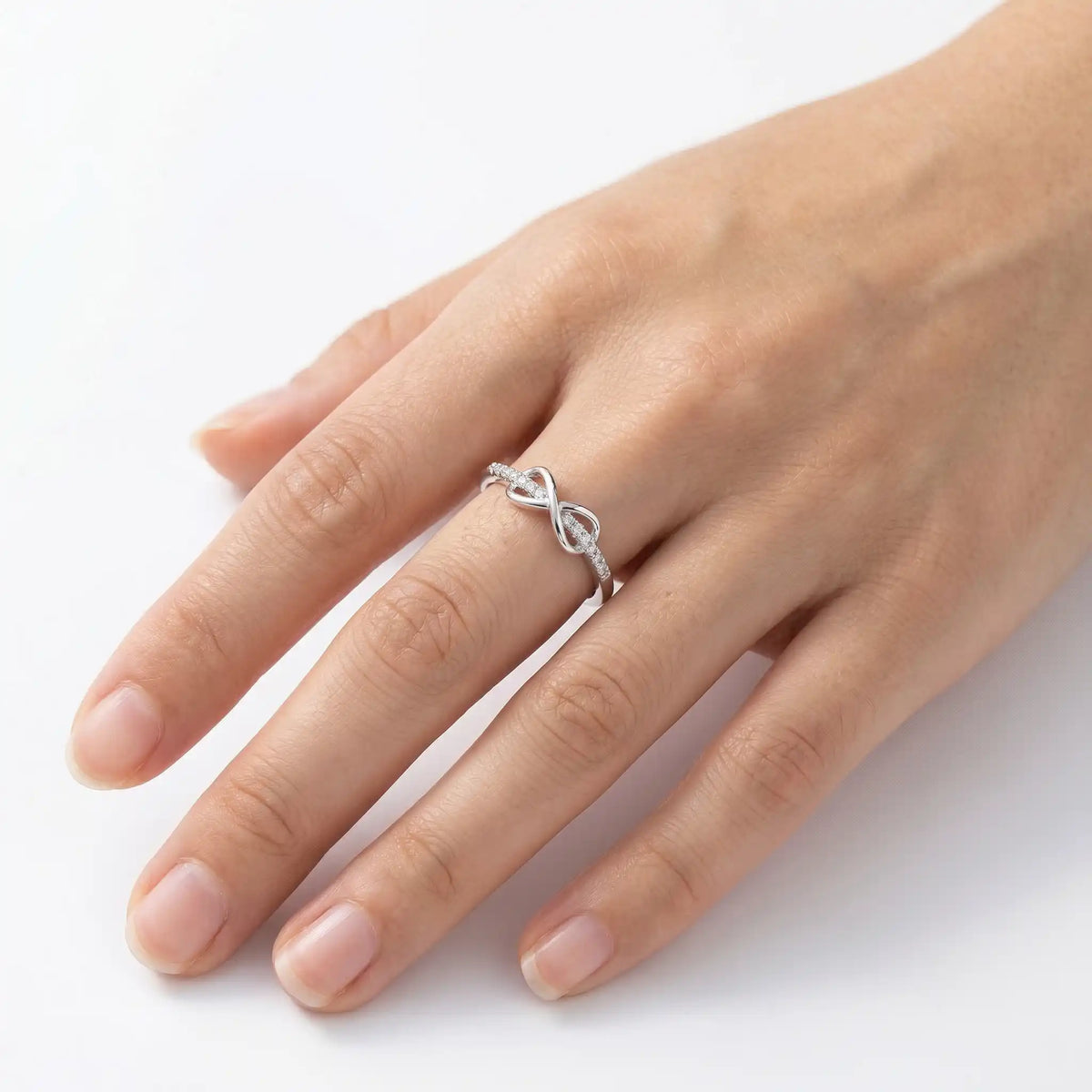 Anillo en tono plata con nudo infinito para el día a día