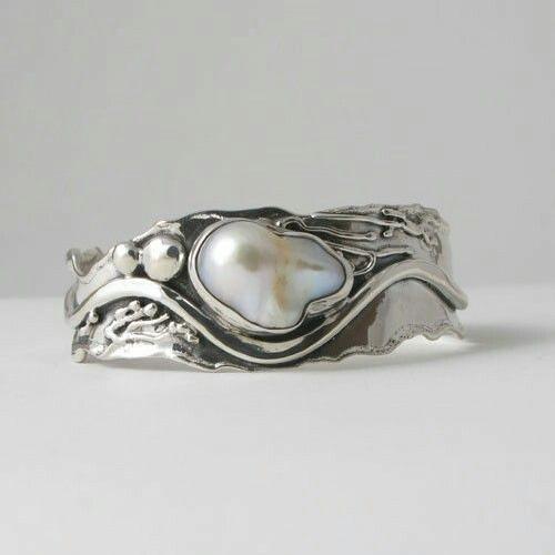 Vintage-Style Wavy Ring with White Stone in Silver Colour