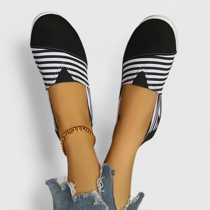 Randiga sneakers med ovandel som andas och halkfri sula