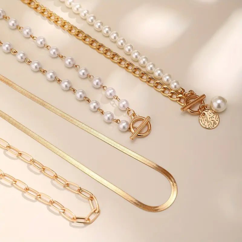 Modernt set med halsband i lager och konstpärlor i färdigstylad look