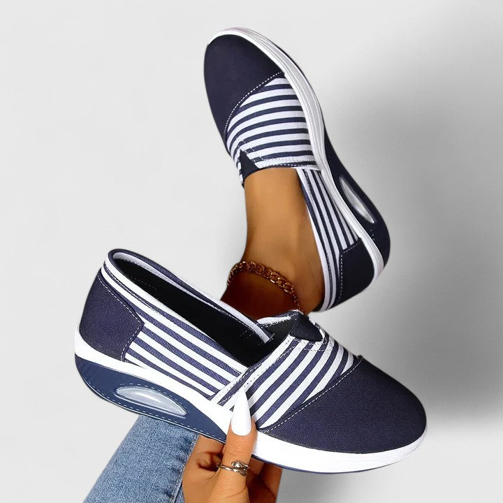 Randiga sneakers med ovandel som andas och halkfri sula