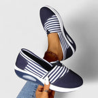 Randiga sneakers med ovandel som andas och halkfri sula