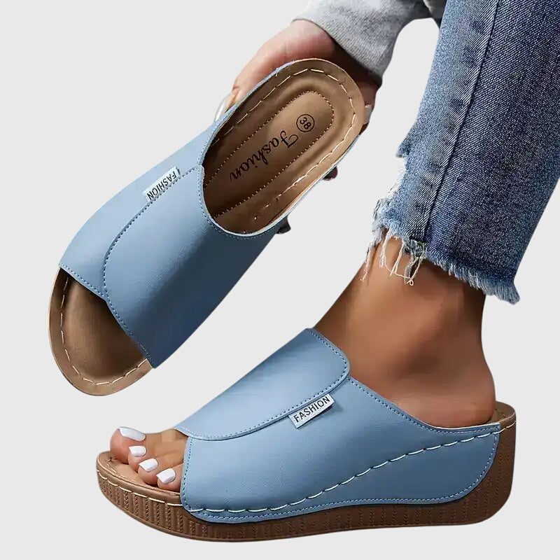 Sandaler i öppen design med svalkande känsla i tyg som andas