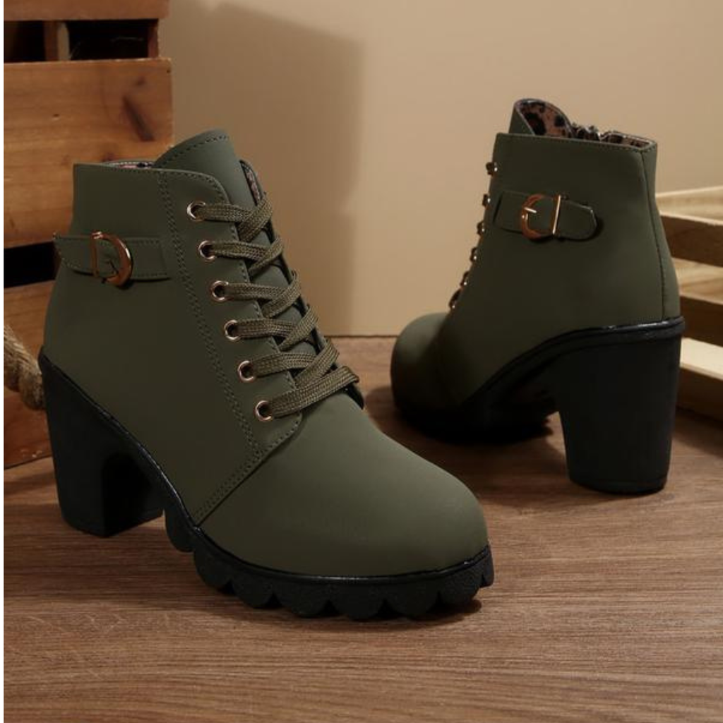 Snörade boots med spännedetalj