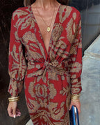 Vestido largo estampado con escote de pico y manga larga
